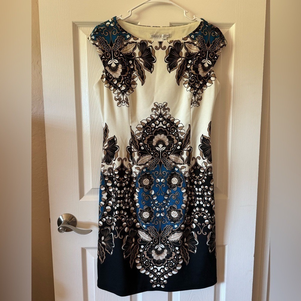 Maggy London Sheath‎ Dress Womens Size 10 Cream Blue Medallion Print Cap Sleeve